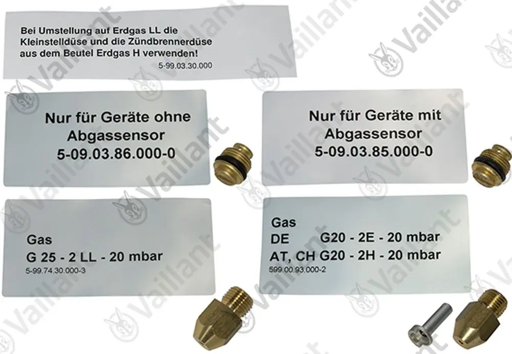 Vaillant Umstellsatz mit mehreren Plaketten und Anschlussstücken für Gasgeräte, gekennzeichnet für Geräte mit und ohne Abgassensor.